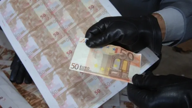 Mare atenție la creditele rapide! Iei 100 de euro și te trezești cu 500.000 euro datorie!