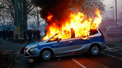 Ciocniri violente la Frankfurt între manifestanții anti-capitalism și poliția germană