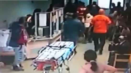 Medic bătut cu sălbăticie de rudele celui pe care îl trata, la Ploieşti. I-au fracturat un picior