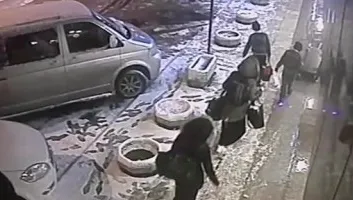 Adolescente din UK au aşteptat 18 ore autobuzul pentru a ajunge la ISIS