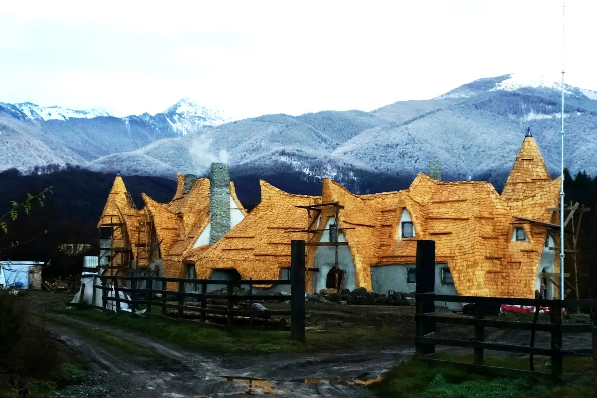 Castelul de lut al lui Răzvan, minunea de la Porumbacu