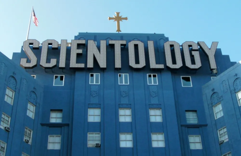 Misterele scientologiei. Ce pățesc jurnaliștii care își bagă nasul în religia vedetelor