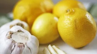 Usturoiul topeşte grăsimea abdominală! Iată cum trebuie să-l consumi!
