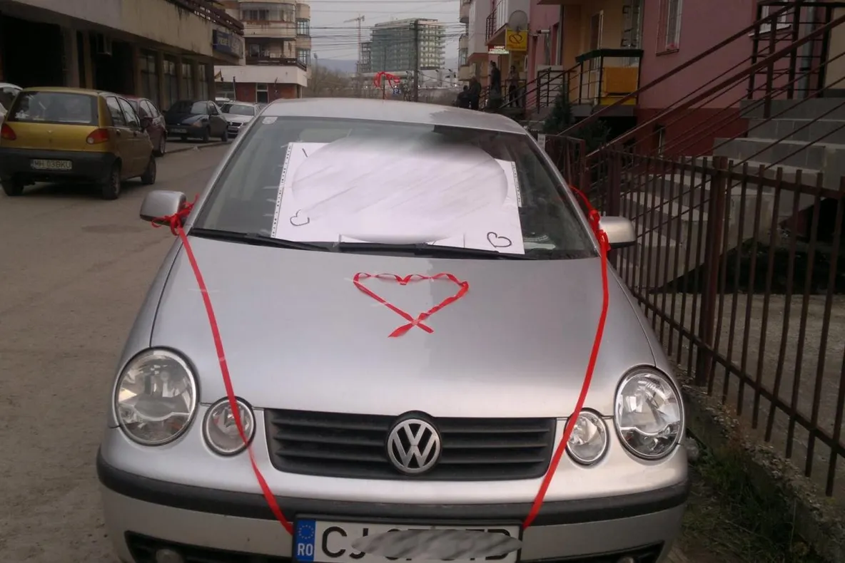 Gestul inedit prin care o tânără din Cluj şi-a cerut prietenul de soţ. Răspuns pe măsură al acestuia