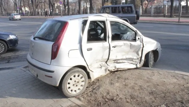 Accident cumplit în Iaşi. Trei maşini s-au izbit violent: două victime