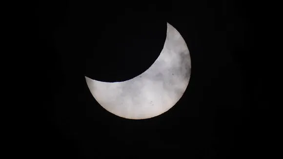 Ce se întâmplă dacă îţi faci selfie cu eclipsa de soare