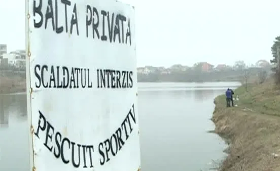 Mister în București. Mașina scufundată într-un lac din București