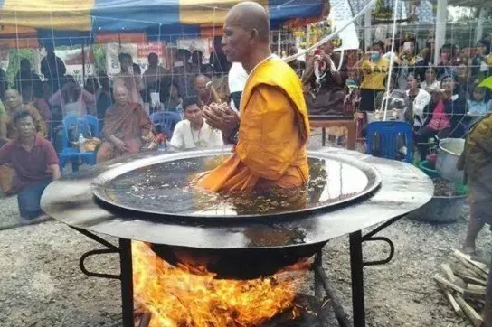 Un călugăr budist a șocat Planeta cu acest ritual! Imaginile fac înconjorul lumii