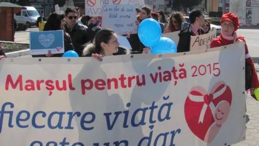 Marș pentru viață în Capitală: Mii de bucureșteni au protestat împotriva avortului 