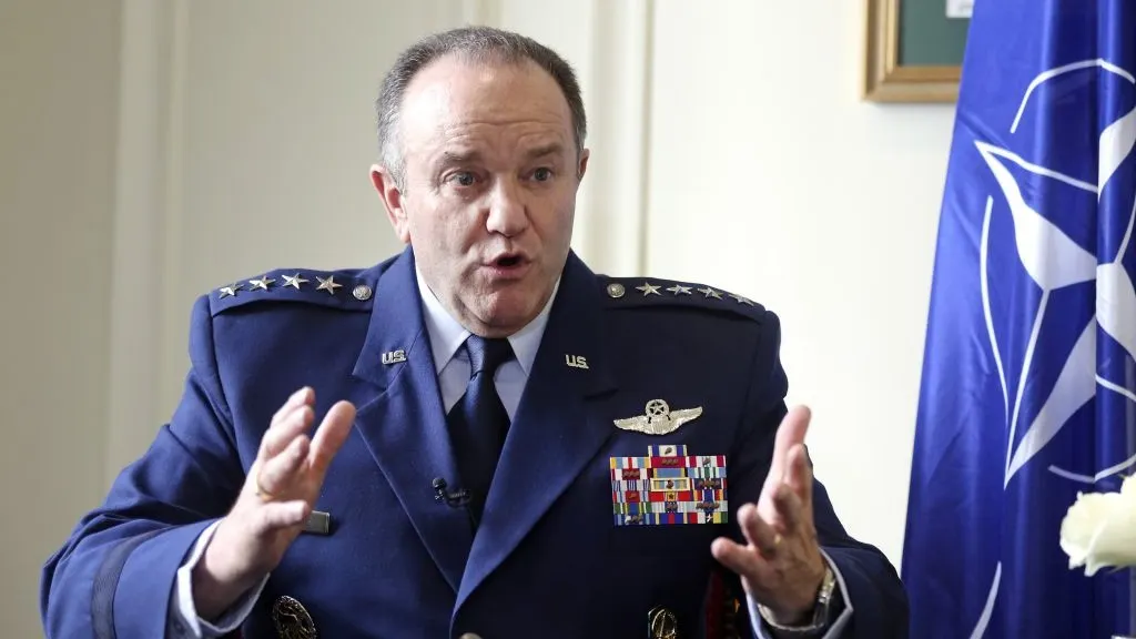 Philip Breedlove: Occidentul ar trebui să considere trimiterea de armament defensiv Ucrainei