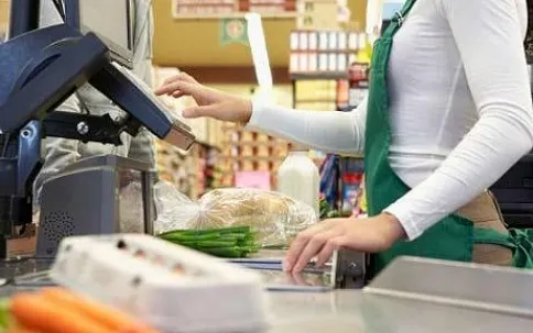 De câte ori pe zi se schimbă preţurile în magazine? La ce oră e cel mai ieftin