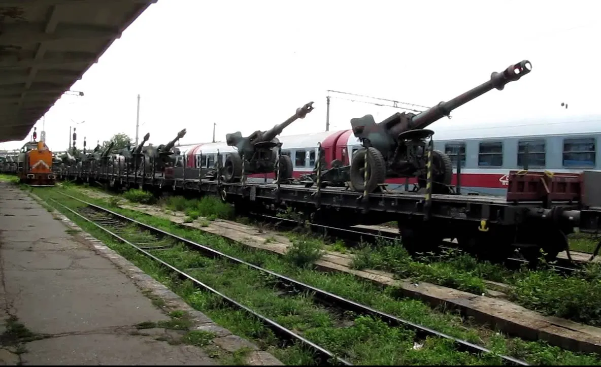 Tancuri militare şi maşini de război au intrat în această dimineaţă în ţară. Populaţia, înfricoşată