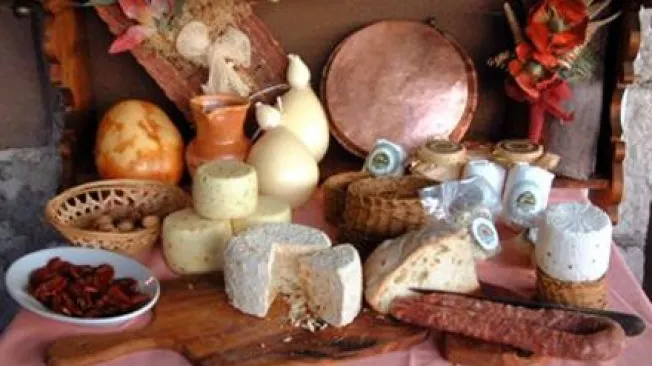 Alimente expirate, la un pas să ajungă pe masa de Paşte a românilor