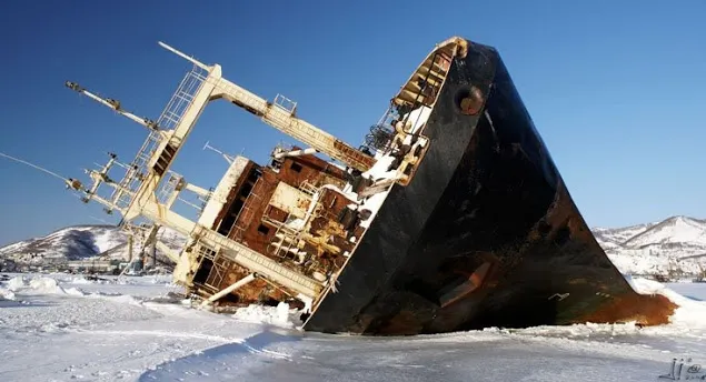 Tragedia Titanicului se repetă: Zeci de morți după ciocnirea unei nave cu un ghețar