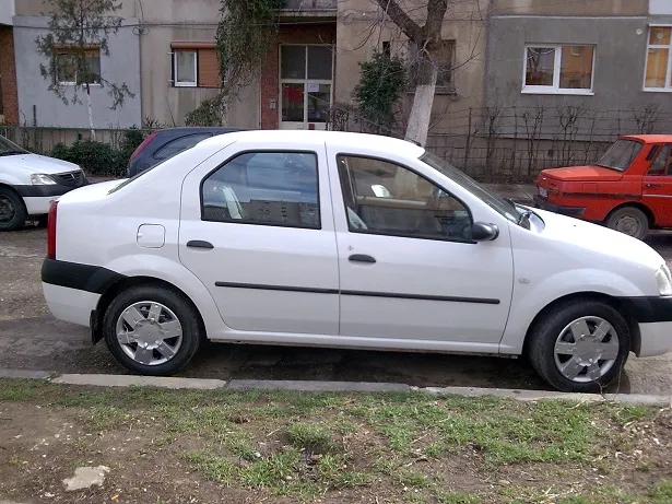 Mesajul unui locatar supărat: "În atenția unui țăran prost, posesor al unui Logan alb"