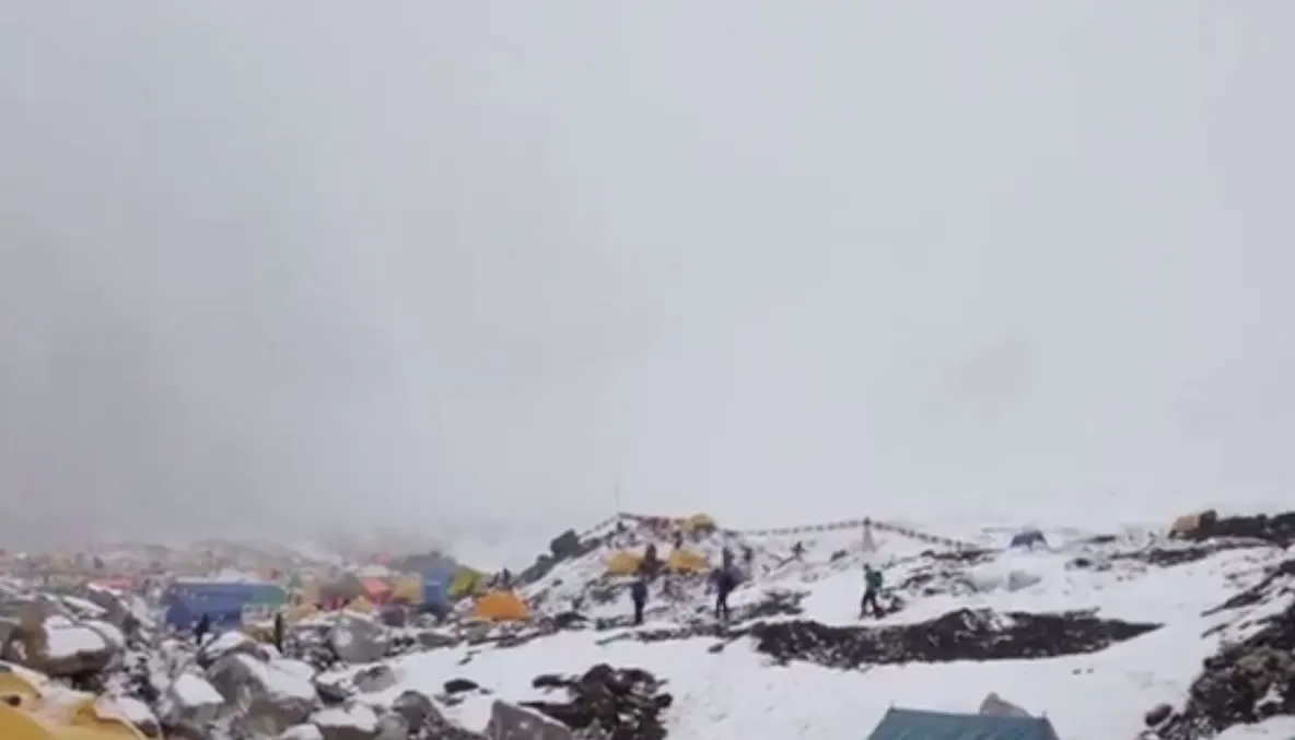 Momentul în care avalanșa lovește tabăra de bază de pe Everest, după cutremurul violent din Nepal
