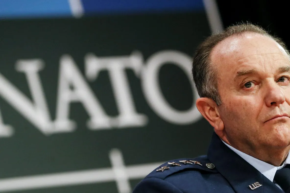 Comandantul NATO în Europa: Luăm în calcul toate opţiunile pentru soluționarea crizei din Ucraina 