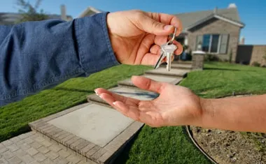 Casele, de două ori mai ieftine decât apartamentele cu 3 şi 4 camere