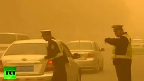 Furtună uriaşă de nisip. Traficul este paralizat 