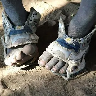 Invenţia genială a unui bărbat, pentru copiii săraci: pantoful care creşte o dată cu copilul