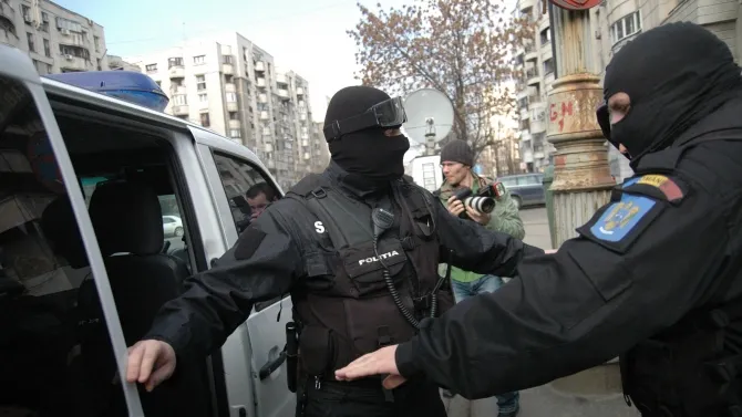 10 porunci din codul Academiei Infractorilor: Pușcăria nu a omorât pe nimeni, e pierdere de timp