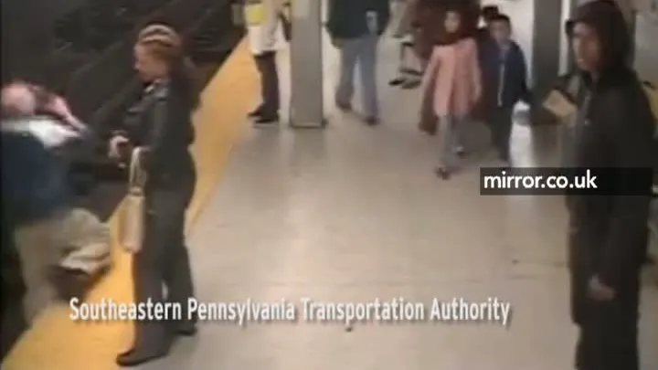 Un om căzut pe șinele de metrou, salvat chiar înainte de sosirea trenului