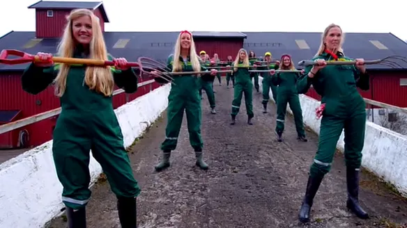 Clipul săptămânii. Norvegiencele sexy îşi apără agricultura
