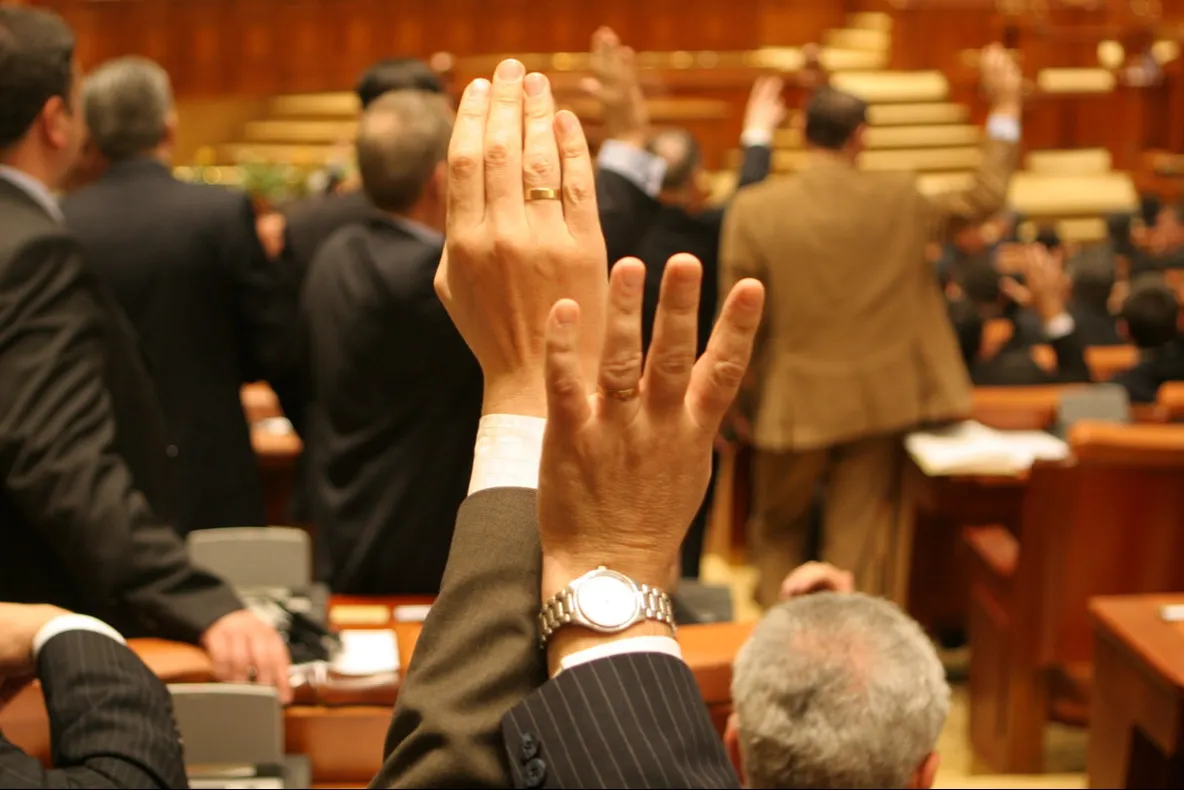 PSD vrea reintroducerea pensiilor speciale pentru parlamentari. Cine mai susține proiectul