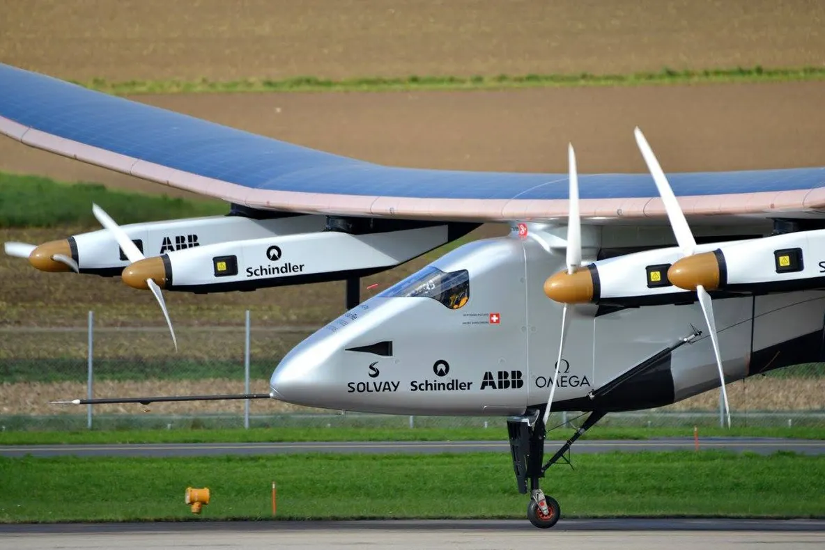 Avionul Solar Impulse 2 a traversat Atlanticul. Aparatul a zburat doar cu ajutorul energiei solare