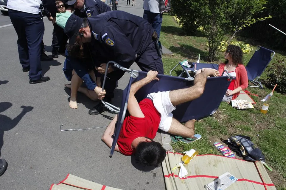 Protest de 1 mai la guvern: Drepturi pentru angajații umiliți. Activiștii, luați pe sus de jandarmi