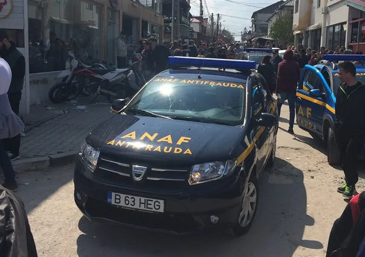 Descindere ANAF în Vama Veche. Inspectorii, huiduiți. O mașină, atacată cu sticle