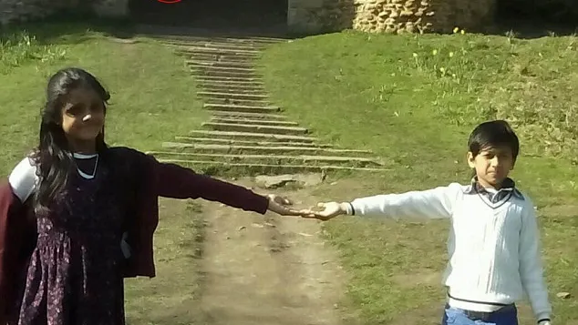 A făcut o fotografie de vacanţă nepoţilor. Când s-a uitat mai atent a rămas înmărmurit