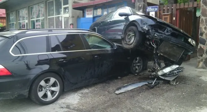 Accident spectaculos în Târgu Mureş. A "zburat" cu maşina peste un alt autoturism