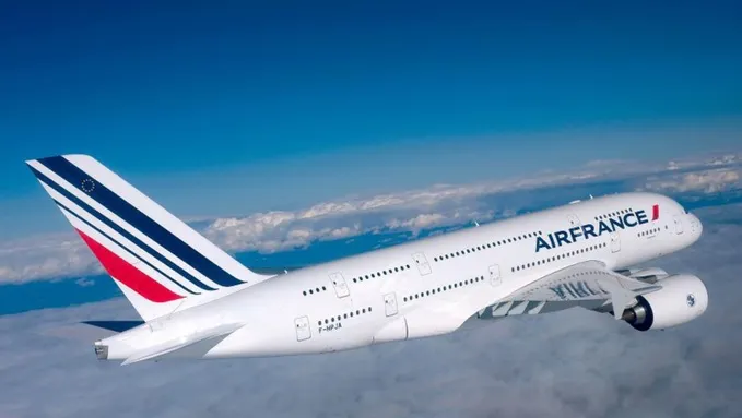 Tragedie la bordul unui zbor Air France: un bebeluș a murit în timpul călătoriei spre Paris. Medicii aflați în avion nu l-au putut salva