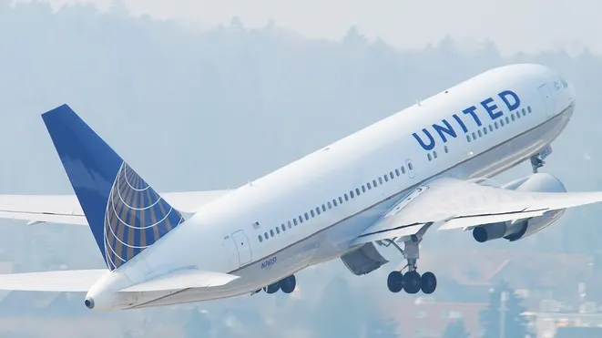 Aterizare de urgenţă: pilotul nu se simtea confortabil cu o fată bolnavă în avion