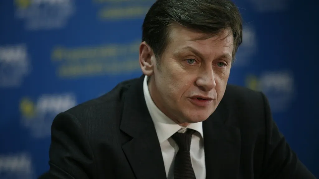 Crin Antonescu, explicaţii despre retragerea de la şefia PNL şi ieşirea din politică