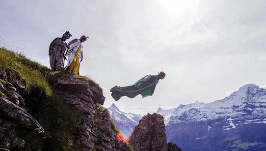 Moarte cruntă pentru o legendă a sporturilor extreme. S-a izbit de stânci în timp ce "zbura"