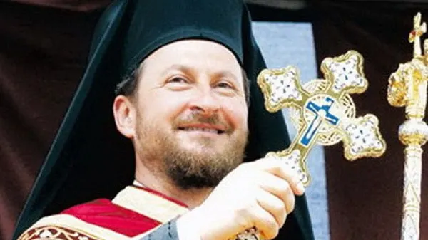 Episcopul de Huşi, huiduit după ce a coborât dintr-un bolid de lux. Cât cere pentru un pomelnic