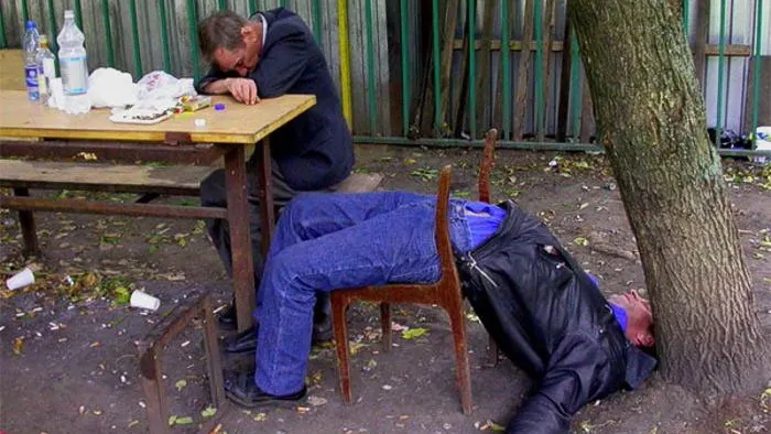 Bancul zilei: Vine soţul acasă beat. Soţia îl aşteaptă în prag cu o tigaie în mână