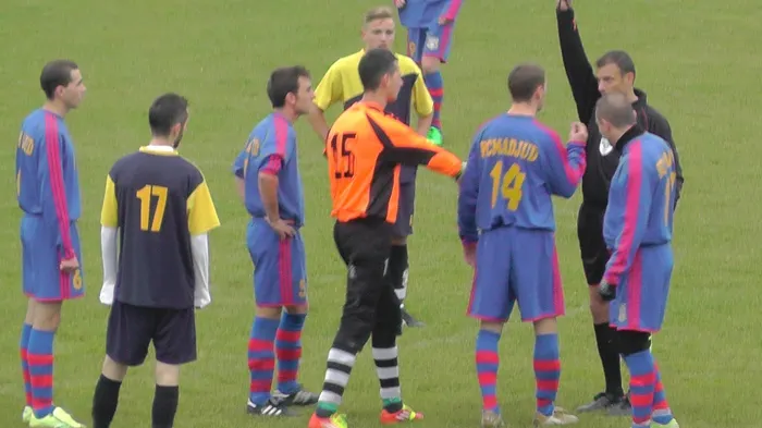 Se întâmplă în România. Arbitru lovit cu pumnul în figură pe teren