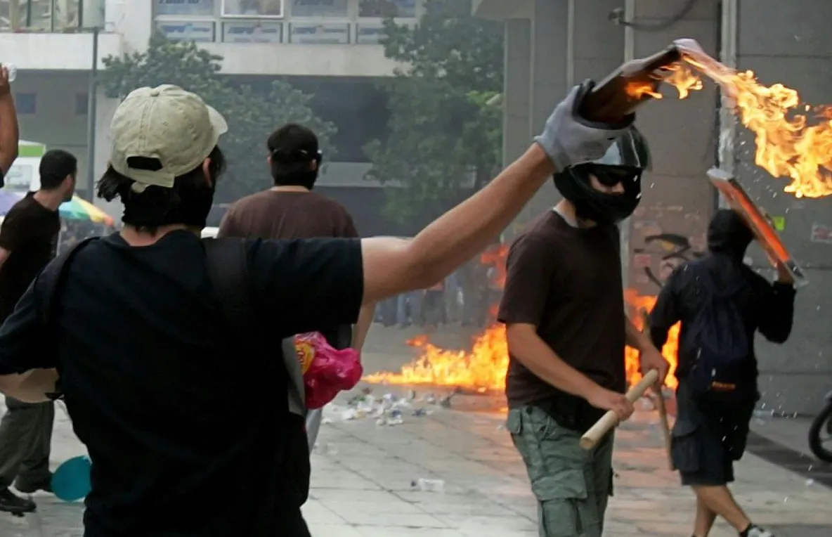 Grecia: Lupte de stradă între forţele de ordine şi protestatari antisistem