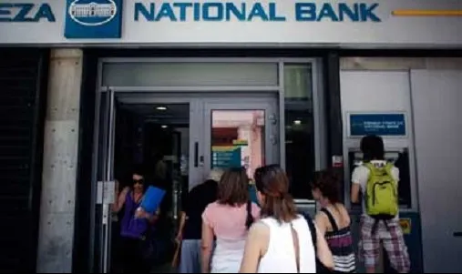 Grecii au luat cu asalt bancomatele: au scos sume uriașe în 24 de ore