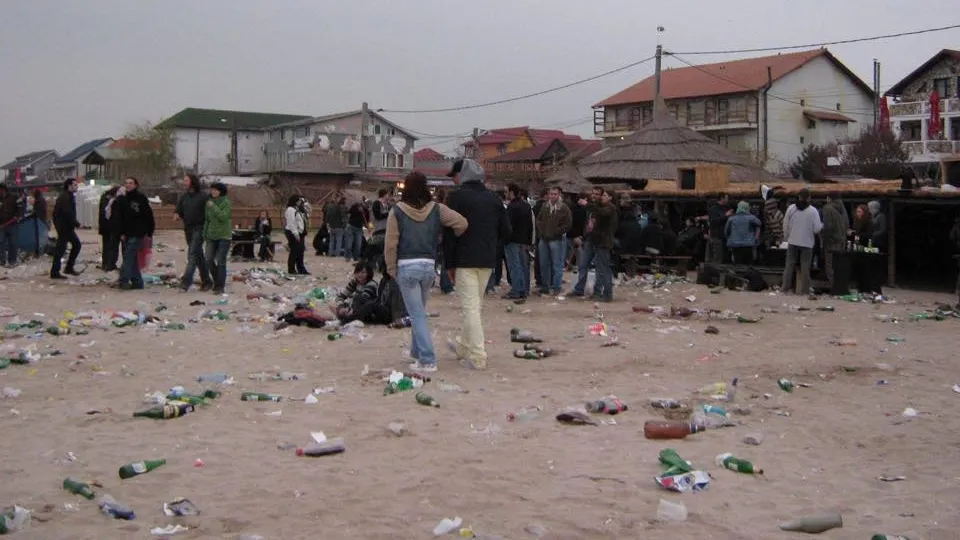 Vama Veche. Gunoaie lăsate în urmă de turiști, după distracție 