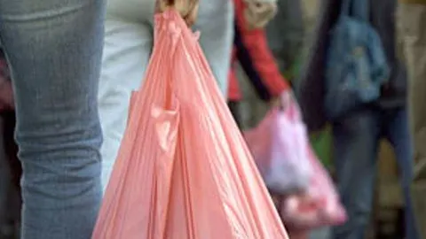 8 intrebuintari neobisnuite ale pungilor de plastic