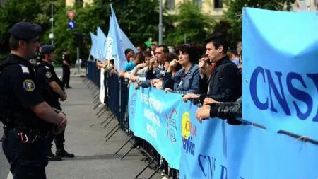 Protest la Guvern cu peste 300 de funcționari publici