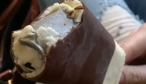 A vrut să guste o îngheţată, dar când a văzut ce conţine, i-a pierit pofta instant