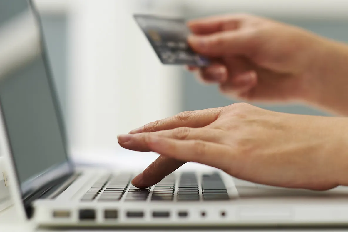 Nu-i lăsa să te înșele! Ce trebuie să știi când cumperi un dispozitiv online