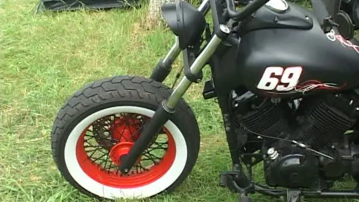 Motocicletă transformată într-un morman de fiare după ce a intrat într-un pieton