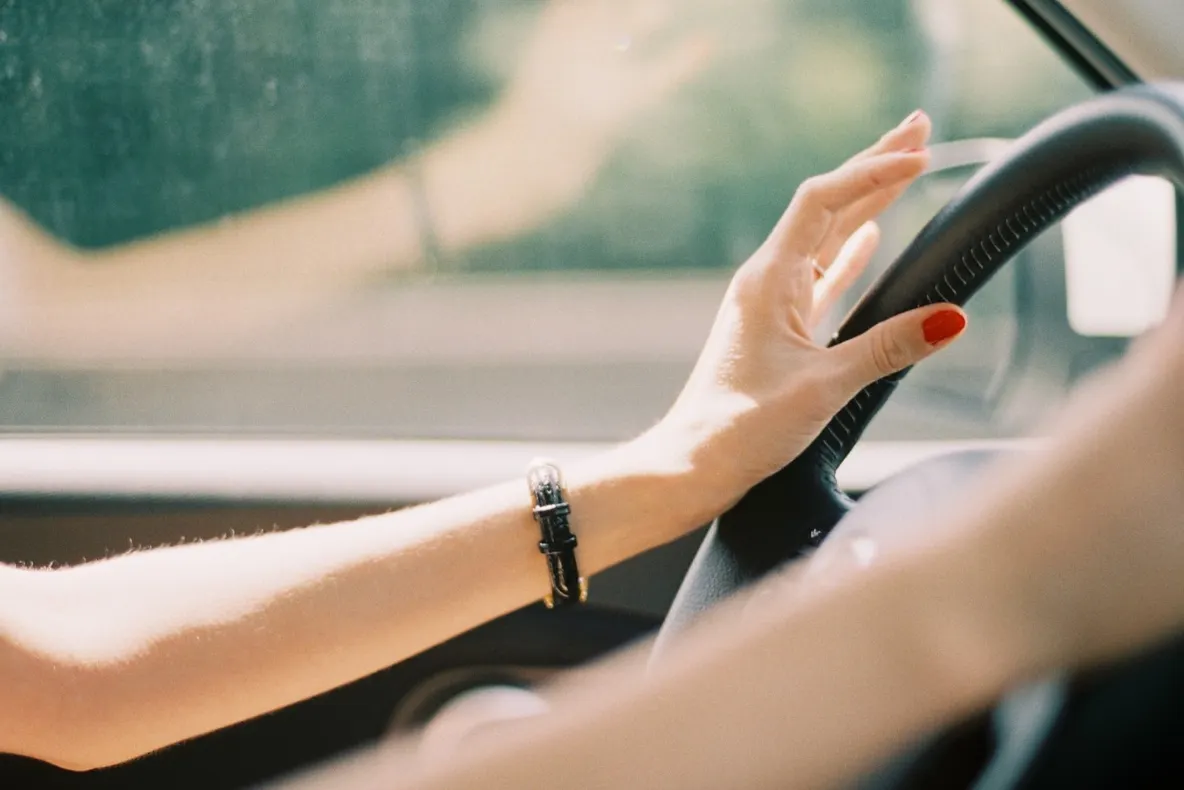 Ce făcea o şoferiţă în timp ce conducea cu 90 km/h. Poliţiştii, uimiţi de filmare VIDEO