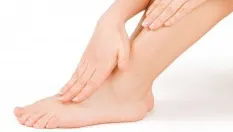 Exercițiul de un minut care stimulează circulația și reduce riscul picioarelor umflate 